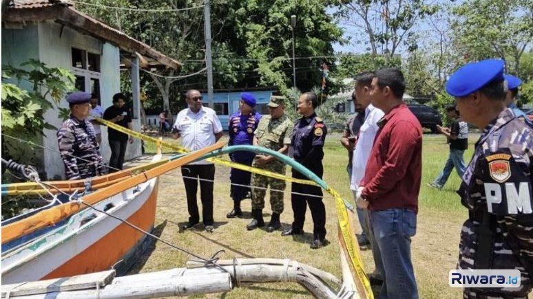 Aparat TNI AL menyita perahu nelayan yang ditemukan bersama tembakau sintetis dan senjata api rakitan